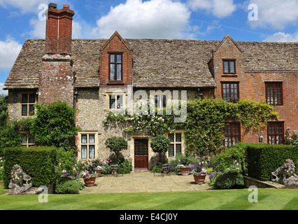 Ein Englisch-Villa mit Pfosten Windows von vorne Rasen gesehen Stockfoto