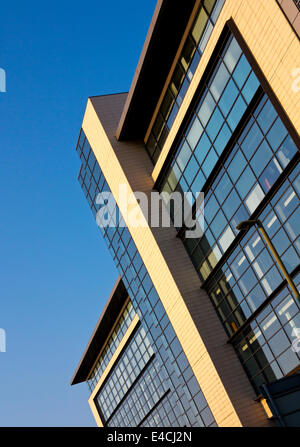 Modernen Glasfront Bürohaus in Redhill Surrey England UK einen wohlhabenden Pendlerstadt ein paar Meilen südlich von London Stockfoto