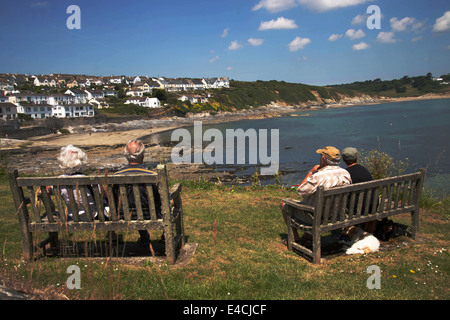 Cornwall. Roseland Halbinsel. Portscatho. Zwei ältere Paare saßen auf Holzbänken. Stockfoto