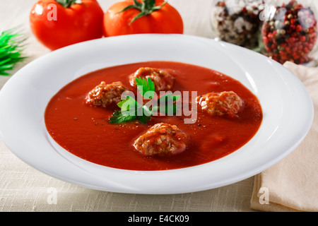 Tomatensuppe mit Fleischklößchen Stockfoto