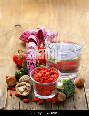 getrocknete Goji-Beeren, Wasser, Nüssen und frischem Gemüse für eine gesunde Ernährung Stockfoto