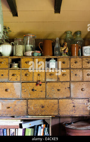 Alte Apotheke Schubladen für die Lagerung in Landhausküche Stockfoto