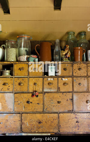 Alte Apotheke Schubladen für die Lagerung in Landhausküche Stockfoto