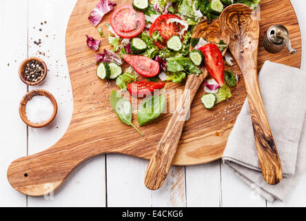 Zutaten von Salat aus frischem Gemüse auf Oliven Holz Schneidebrett Stockfoto