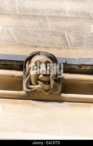 UK, Oxford, komische Wasserspeier Skulptur an der Seite eines Buildilng. Stockfoto