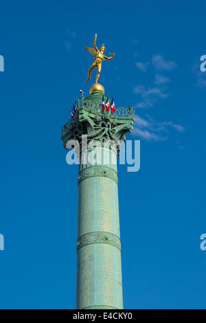 Die Juli-Spalte (Französisch: Colonne de Juillet) ist eine monumentale Spalte in Paris zum Gedenken an die Revolution von 1830 und feiert Stockfoto