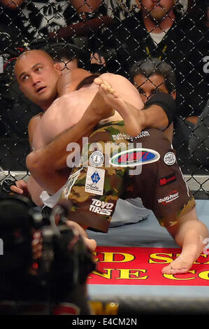 7. Juli 2014 - Ruhestand Professional mixed martial arts und Brazilian Jiu-Jitsu Praktiker BJ PENN nach Edgat TKO-Niederlage. "The Prodigy" Hawaiian debütierte und wetteiferten in der Ultimate Fighting Championship (UFC) und später im k-1. Vor dem Kampf für die UFC, wurde er der erste amerikanische Goldmedaillengewinner der Jiu-Jitsu-Weltmeisterschaft. In mixed Martial Arts hat Penn in den Divisionen im Federgewicht, geringes Gewicht, Weltergewicht, Mittelgewicht und Schwergewicht teilgenommen. Als ehemalige UFC Lightweight Champion und UFC-Champion im Weltergewicht ist er nur der zweite Kämpfer in der Geschichte der UFC, Titel zu gewinnen Stockfoto