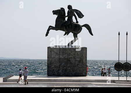 Touristen gehen vorbei Alexander die große Statue in Thessaloniki, Griechenland Stockfoto