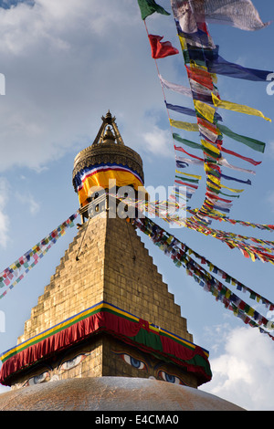 Nepal, Kathmandu, Boudhanath Stupa Turmspitze mit bunten Gebetsfahnen Stockfoto