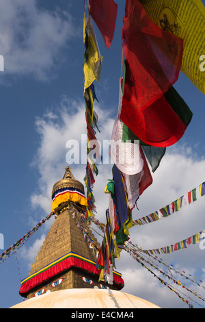 Nepal, Kathmandu, Boudhanath Stupa Turmspitze mit bunten Gebetsfahnen Stockfoto