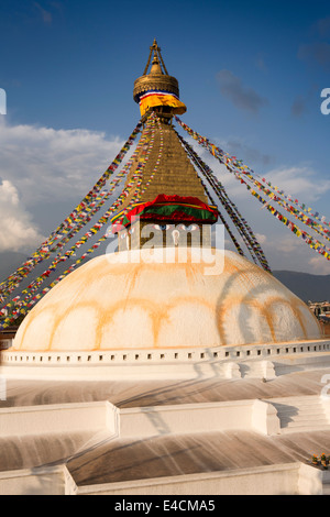 Nepal, Kathmandu, Boudhanath, Stupa und Spire, mit bunten Gebetsfahnen Stockfoto