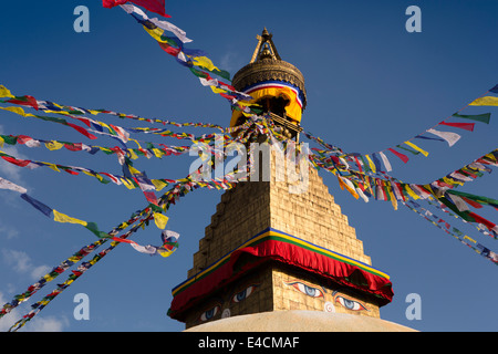 Nepal, Kathmandu, Boudhanath Stupa Turmspitze mit bunten Gebetsfahnen Stockfoto