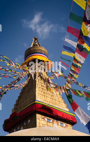 Nepal, Kathmandu, Boudhanath Stupa Turmspitze mit bunten Gebetsfahnen Stockfoto