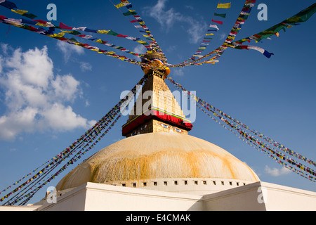 Nepal, Kathmandu, Boudhanath Stupa Turmspitze mit bunten Gebetsfahnen Stockfoto