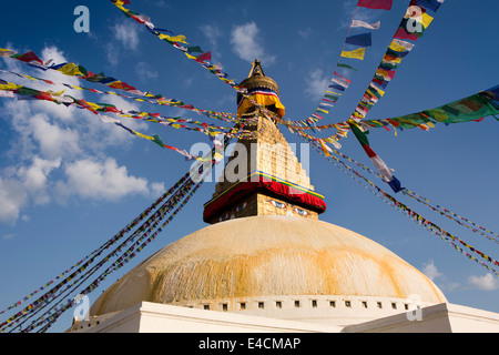 Nepal, Kathmandu, Boudhanath Stupa Turmspitze mit bunten Gebetsfahnen Stockfoto