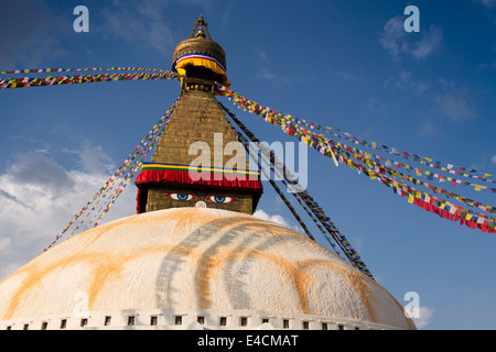 Nepal, Kathmandu, Boudhanath Stupa Turmspitze mit bunten Gebetsfahnen Stockfoto