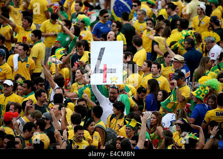 Belo Horizonte, Brasilien. 8. Juli 2014. Fans warten vor dem Halbfinalspiel zwischen Brasilien und Deutschland der FIFA WM 2014 im Estadio Mineirão Stadion in Belo Horizonte, Brasilien, am 8. Juli 2014. Bildnachweis: Li Ming/Xinhua/Alamy Live-Nachrichten Stockfoto