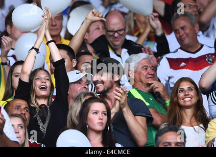 Belo Horizonte, Brasilien. 8. Juli 2014. Sarah Brandner (L), Freundin von Bastian Schweinsteiger und Modell Deutschlands Trainer Thomas Hayo (C) und Cathy Fischer (R), Girlfiend Deutschlands Mats Hummels, jubeln auf der Tribüne vor dem FIFA WM 2014-Halbfinale Fußball-Spiel zwischen Brasilien und Deutschland im Estadio Mineirão in Belo Horizonte, Brasilien, 8. Juli 2014. Foto: Marcus Brandt/Dpa/Alamy Live News Stockfoto