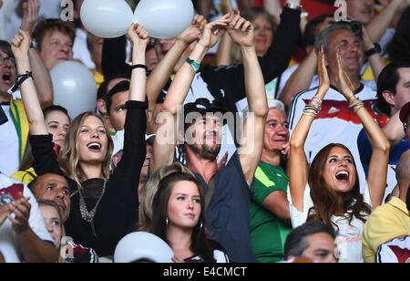 Belo Horizonte, Brasilien. 8. Juli 2014. Sarah Brandner (L), Freundin von Bastian Schweinsteiger und Modell Deutschlands Trainer Thomas Hayo (C) und Cathy Fischer (R), Girlfiend Deutschlands Mats Hummels, jubeln auf der Tribüne vor dem FIFA WM 2014-Halbfinale Fußball-Spiel zwischen Brasilien und Deutschland im Estadio Mineirão in Belo Horizonte, Brasilien, 8. Juli 2014. Foto: Marcus Brandt/Dpa/Alamy Live News Stockfoto