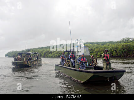 US Navy Coastal Riverine Geschwader zwei Sonderbetrieb Kräfte durchzuführen einsetzen und Extraktion-Training mit dem Belize Defence Force Sondereinheit Boot 3. Juli 2014 in Punta Gorda, Belize. Stockfoto