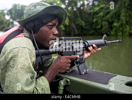 Eine Belize Defense Force Boot Spezialeinheit Kommando führt einsetzen und Extraktion Training mit uns Marine Küsten Riverine Geschwader Einheit zwei 3. Juli 2014 in Punta Gorda, Belize. Stockfoto