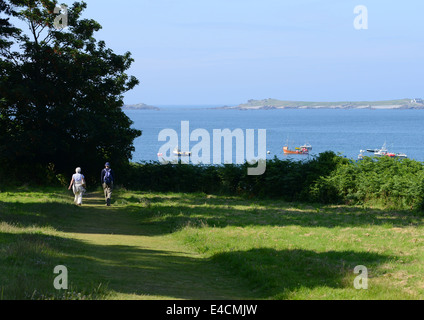 Paar zu Fuß entlang der Küstenweg in Guernsey, Channel Islands, GB Stockfoto