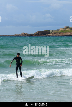 Teenager Surfer auf den Wellen im Vazoner Bay in Guernsey, Channel Islands, GB Stockfoto