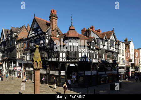 Schwarz / weiß Fachwerk Geschäften und Gebäuden auf das Kreuz im Stadtzentrum von Chester UK Stockfoto