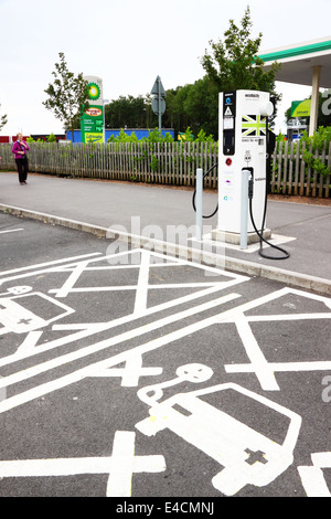 Ecotricity Elektrofahrzeug Ladestation mit einem BP-Schild zeigt Benzin- und Diesel-Preise im Hintergrund. Stockfoto