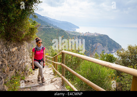 Fuß den Sentiero Azzurro (Nr. 2) - "Azzurro" - von Vernazza, Corniglia Stockfoto