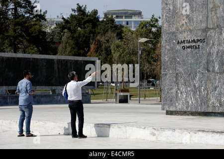 Touristen unter Alexander die große Statue in Thessaloniki, Griechenland Stockfoto