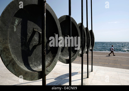 Ein Mann geht vor Alexander die große Statue in Thessaloniki, Griechenland. Stockfoto