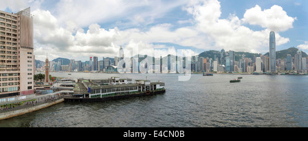 Hong Kong Central Island View von Tsim Sha Tsui Promenade Kowloon Pier entlang Victoria Harbour Panorama Stockfoto