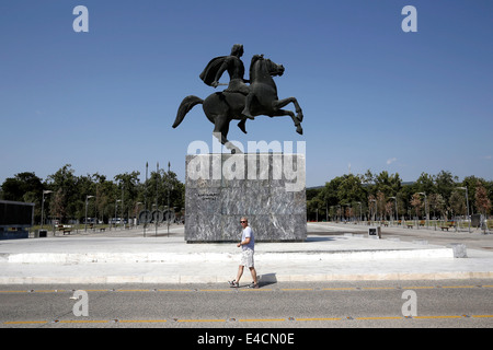 Ein Mann geht vor Alexander die große Statue in Thessaloniki, Griechenland Stockfoto