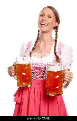 Schöne junge deutsche oder bayerische Frau Lachen in ein rotes Dirndl mit ihr Haar in Zöpfen Bierausschank halten zwei große volle gl Stockfoto