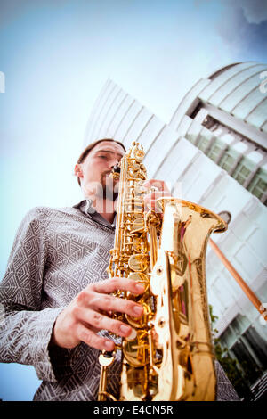 Man spielt Saxophon, Osijek, Kroatien Stockfoto