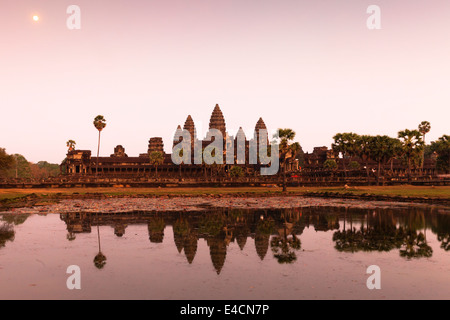 Mondaufgang / Sonnenuntergang über Angkor Tempelanlage Angkor Wat, Angkor Wat, Siem Reap, Kambodscha, Süd-Ost-Asien. Stockfoto