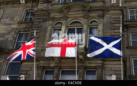 Union Jack mit zwei seiner Komponente Fahnen, St. George und St. Andrew Stockfoto
