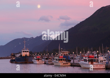 Sonnenuntergang über Seward kleinen Bootshafen, Resurrection Bay, Seward, Alaska. Stockfoto