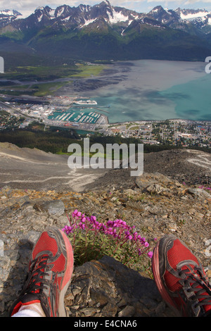 Ein Wanderer sieht Resurrection Bay vom Mt Marathon, Seward, Alaska. (Modell freigegeben) Stockfoto