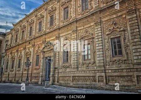 Der Palast der Provinz in der alten Stadt von Lecce im Süden Italiens: erbaut im Jahre 1352 als Kloster der Celestine Väter Stockfoto