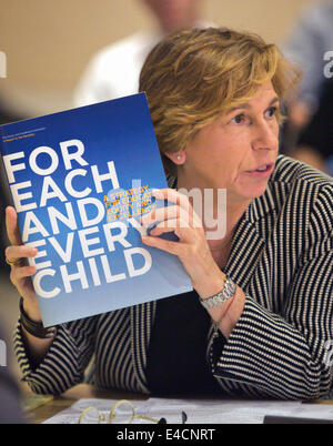 Amerikanische Vereinigung der Lehrer Präsident Randi Weingarten bespricht die neu angekündigten 50 State Strategieplan für die No Child Left Behind Act im Rahmen einer Pressekonferenz am Department of Education 7. Juli 2014 in Washington, DC. Der Plan verlangt, dass Staaten, dass arme sicherstellen und Minderheiten Studenten nicht von unqualifizierten Lehrern gelehrt. Stockfoto