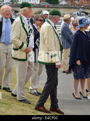 Zuschauer beobachten die Boote fahren, Rennen auf der Henley Royal Regatta 2014, Henley on Thames, Oxfordshire, England, UK Stockfoto