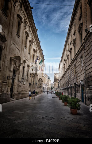 Carafa Palast in der Altstadt von Lecce, früher Kloster des Heiligen Franziskus von Paola oder Kloster der Paolotte Schwestern, im Süden von Italien wurde im XVIII. Jahrhundert gebaut und jetzt ist es der kommunalen Haus von Lecce Stockfoto