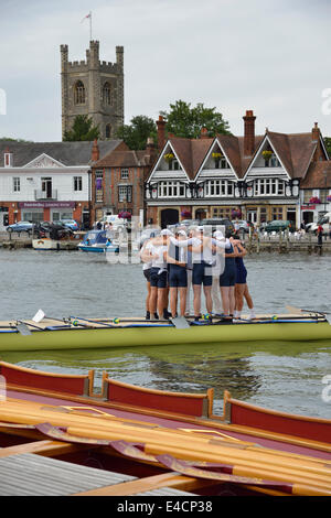 Gruppe Umarmung vor dem Rennen in der Themse-Challenge-Cup auf der Henley Royal Regatta 2014, Henley on Thames, Oxfordshire, England, UK Stockfoto