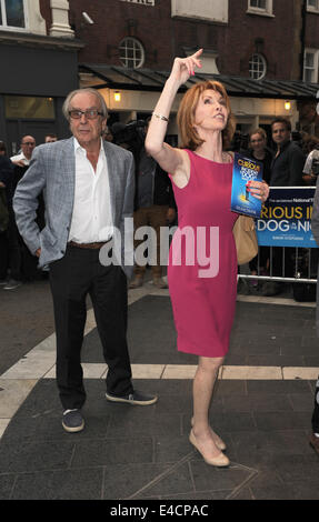 London, UK, UK. 8. Juli 2014. Gerald Scarfe und Jane Asher kommen für die Presse-Nacht für "The neugierig Incedent Of The Dog In The Night-Zeit" am Gielgud Theatre. Bildnachweis: Ferdaus Shamim/ZUMA Draht/Alamy Live-Nachrichten Stockfoto