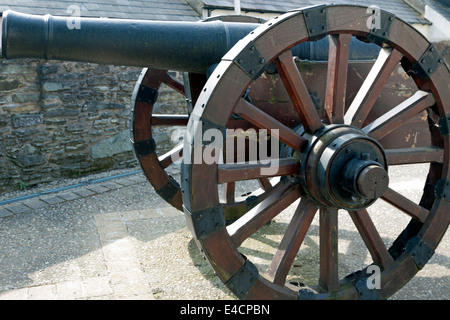 Historische Kanone auf der Stadtmauer, innerhalb der Stadtmauern von Londonderry, County Derry, Nordirland, Vereinigtes Königreich. Stockfoto