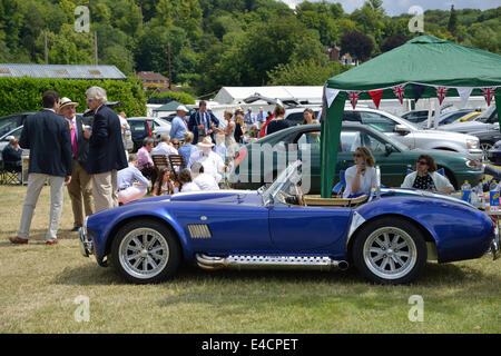 Blauer Sportwagen geparkt mit Tisch bereit für ein Mittagsbuffet bei der Henley Royal Regatta 2014, Henley-on-Thames, Oxfordshire, England Stockfoto