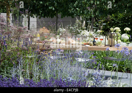 Essbereich in der Goldmedaille gewinnen Schaugarten, Vestra Reichtum Vista, eine zeitgenössische Garten, entworfen von Paul Martin. Stockfoto