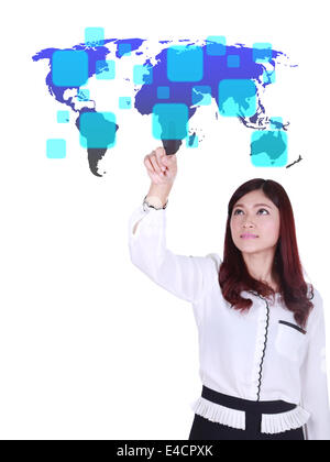 Business-Frau, die auf Knopfdruck auf eine Welt Karte Touchscreen-Oberfläche (Wählen Sie Afrika) Stockfoto